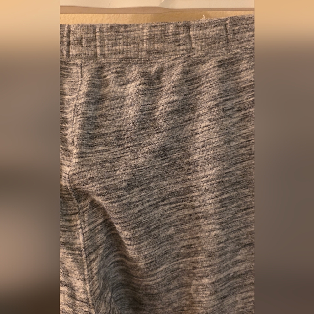 GAP Heathered Gray Women's‎ Capris (Size Medium) - Picture 6 of 16